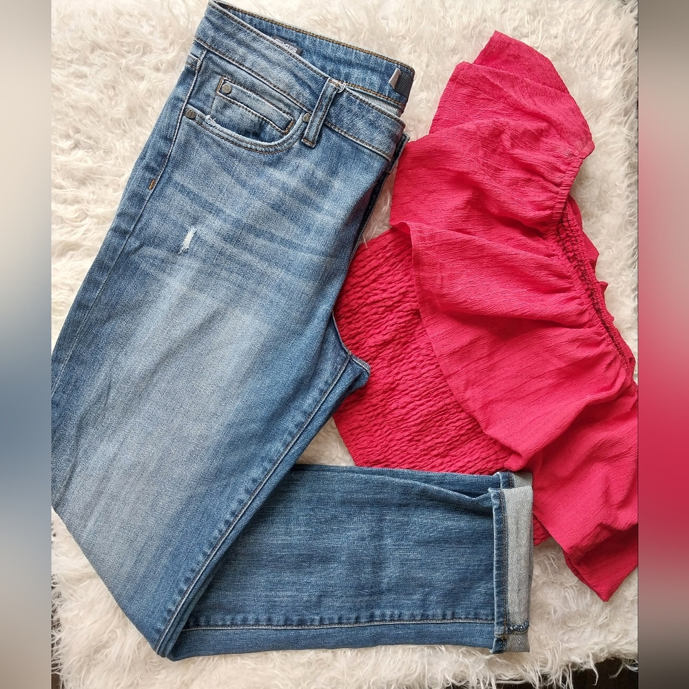 Kut from the Kloth Light Wash Blue Jeans with Pink Top